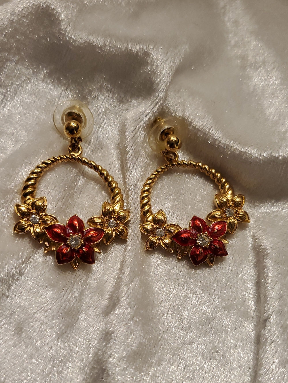 Vintage AVON Christmas Pointsettia Flower Gold Tone Pierced Dangle Earrings